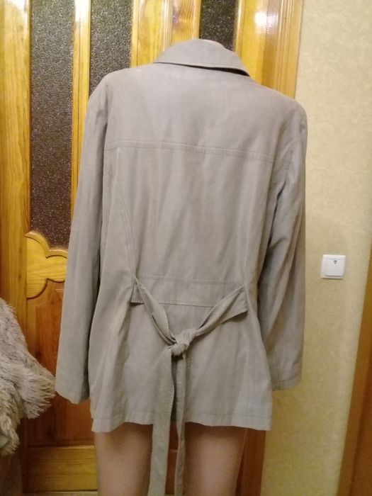 Легкая женская куртка-ветровка