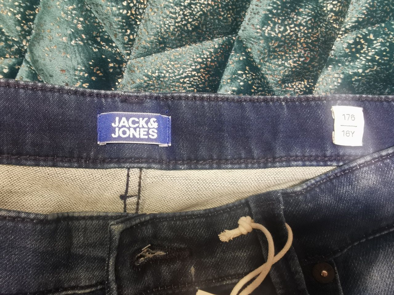 Spodenki jeansowe firmy JACK&JONES w rozmiarze na 176cm.