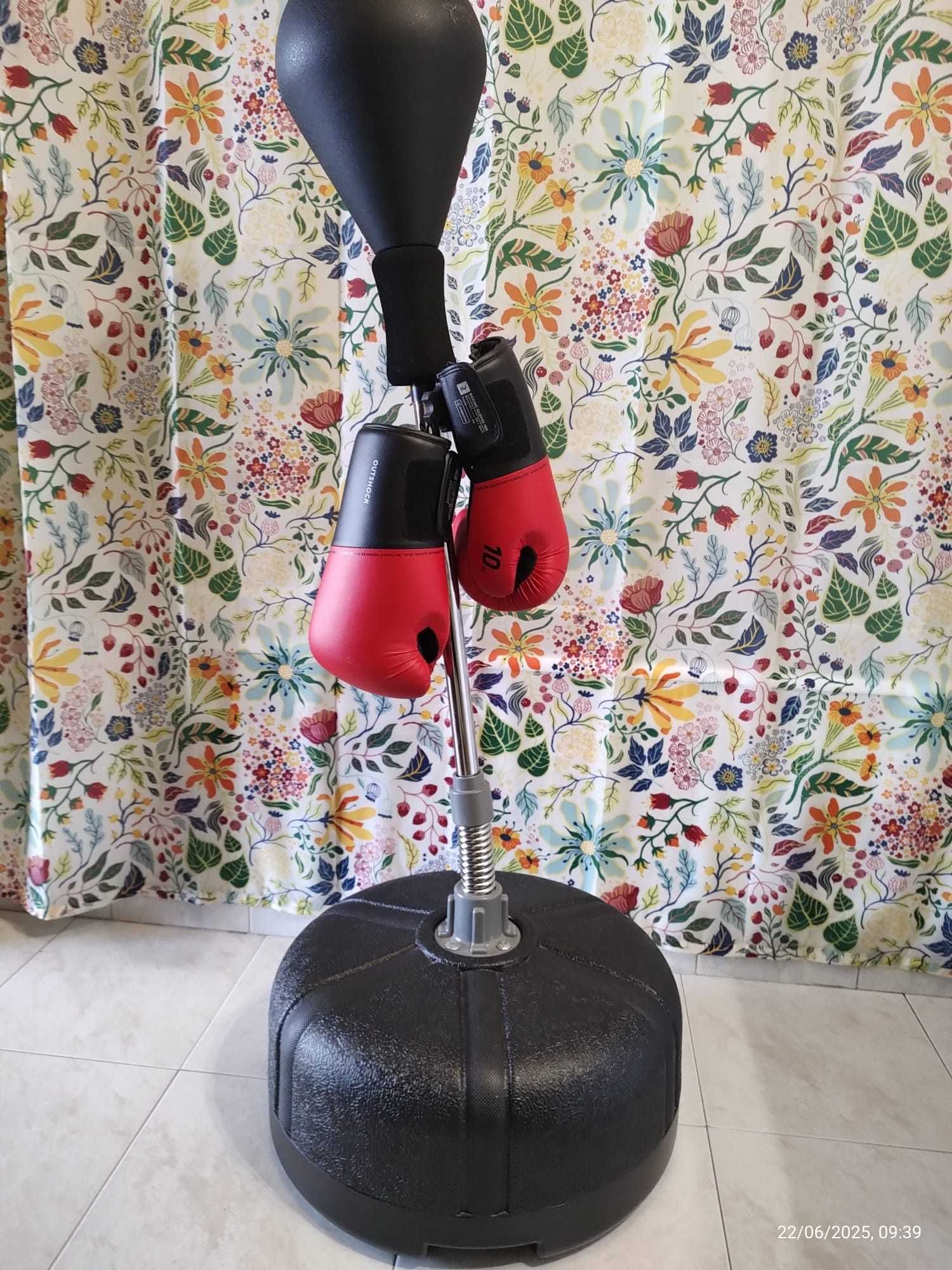 Saco de boxe para criança com luvas