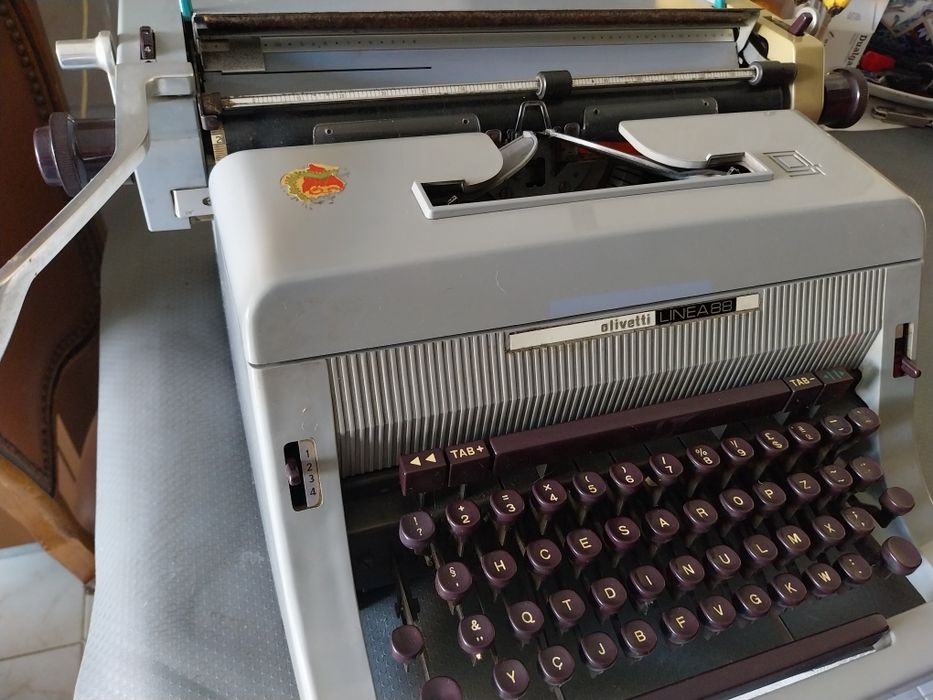 Maquina escrever olivetti impecavel