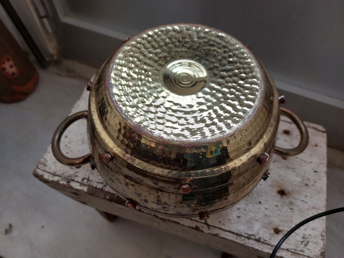 Vaso em latão com asas em ferro