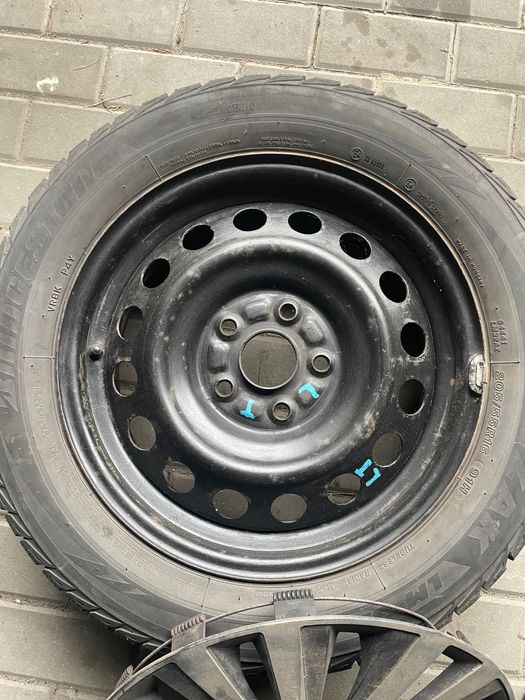 Felgi stalowe 4 szt Toyota z oponami zimowymi kołpaki gratis 205/55/16