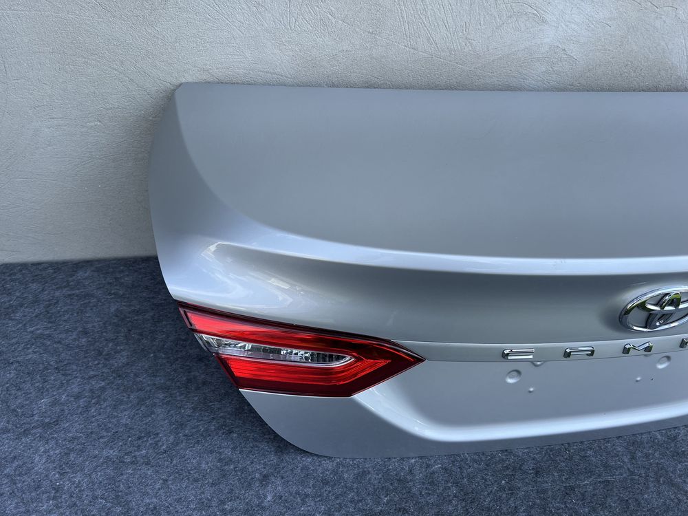 Ляда кришка багажника кляпа Camry v70 кемрі 70 сіра кришка багажника