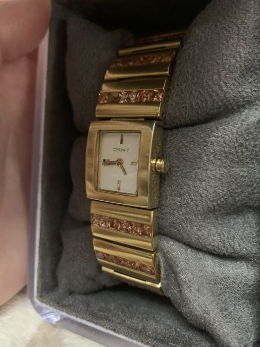 вінтажний годинник від dkny.