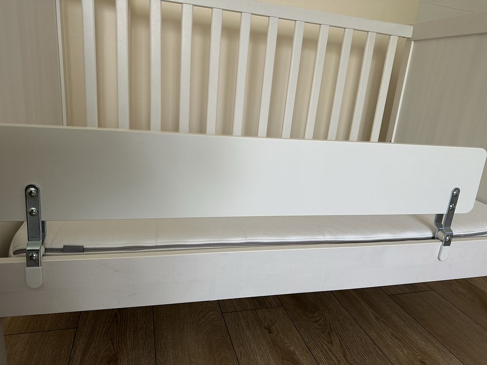 Łóżeczko niemowlęce Ikea Sundvik z materacem, ochraniaczem i barierką