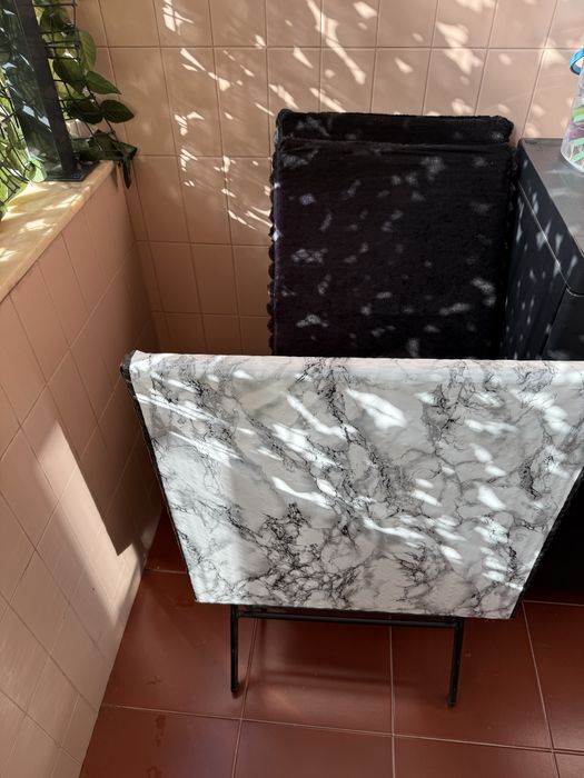 Mesa com duas cadeiras