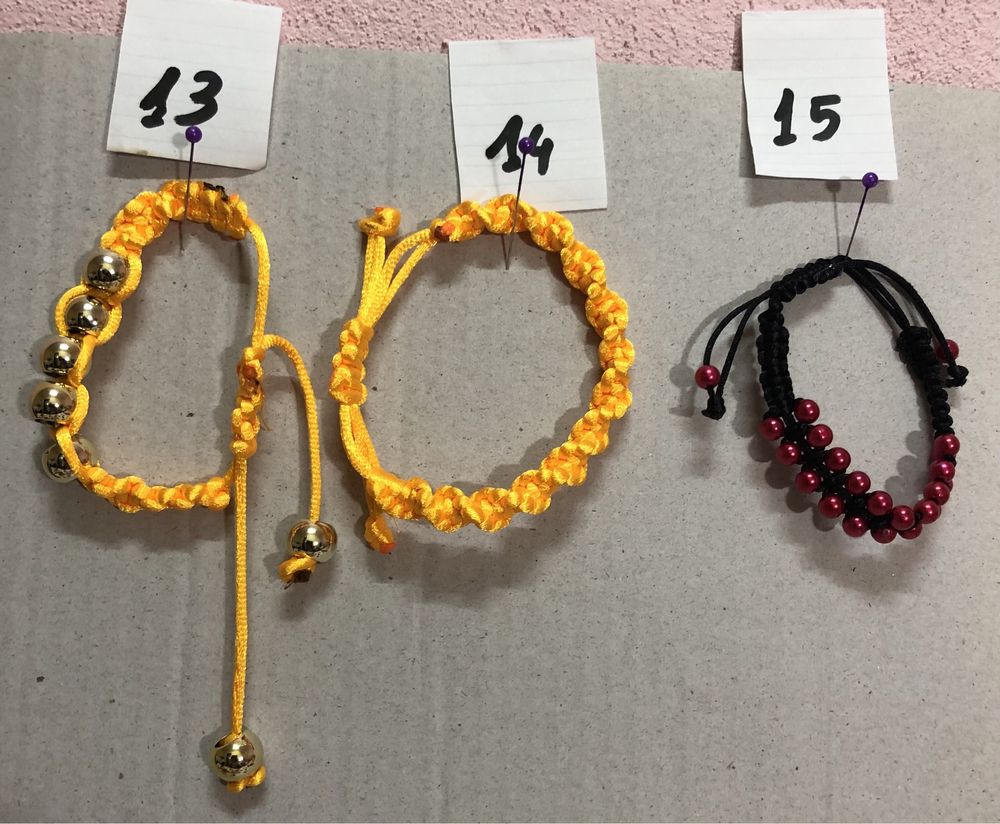 Pulseiras e porta chaves