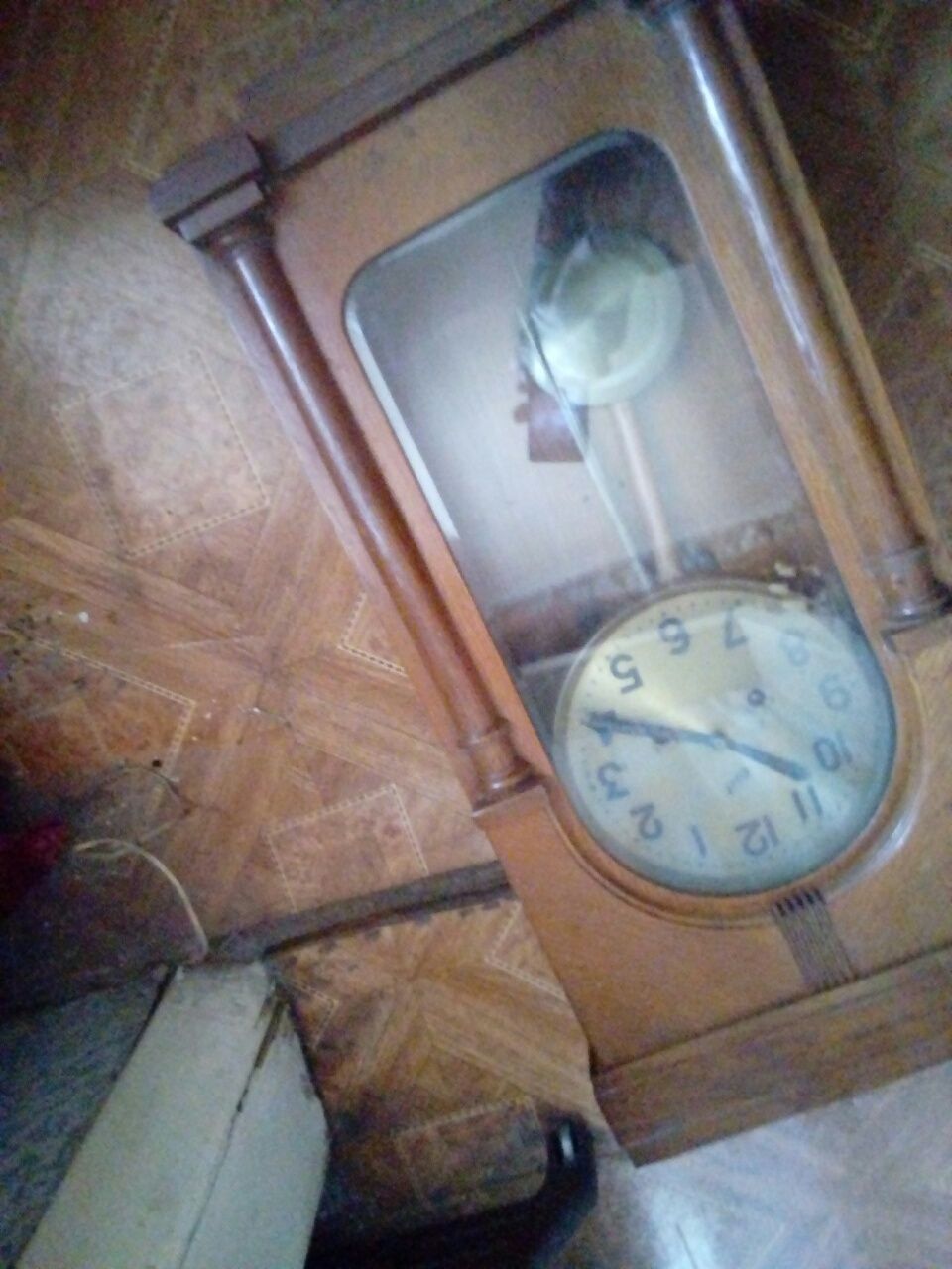 Настенные старинные часы.