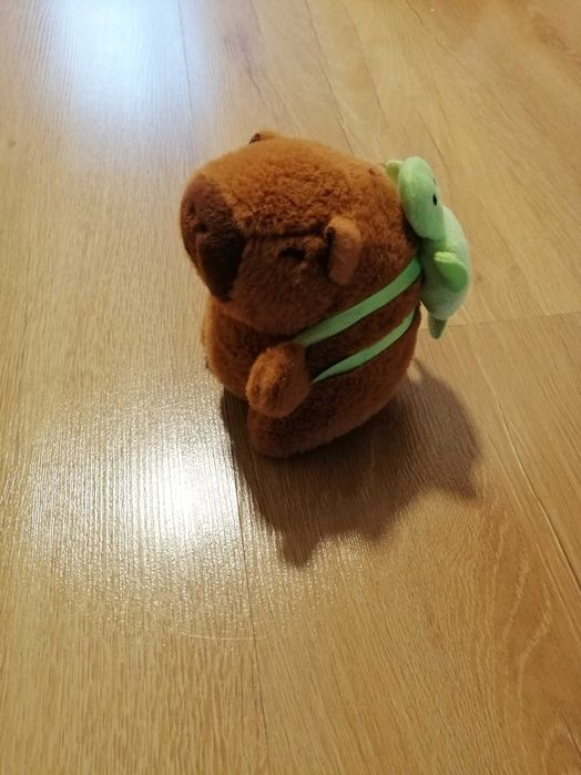 Maskotka kapibara z plecaczkiem żółwikiem