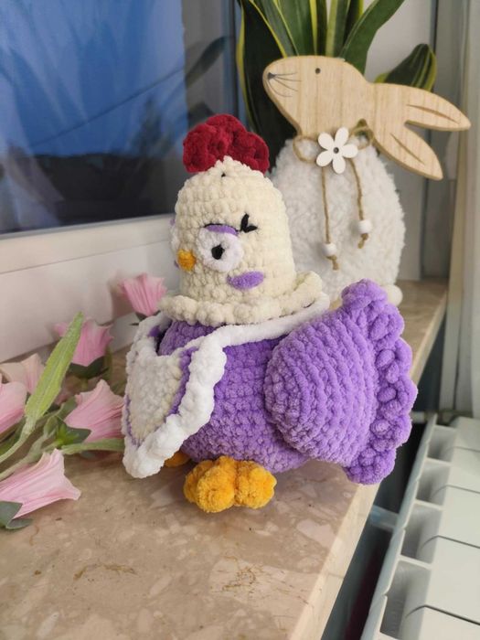 Kura w fartuszku na szydełku dostępna od ręki