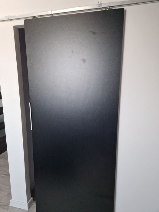 Drzwi przesuwne czarne z lustrem