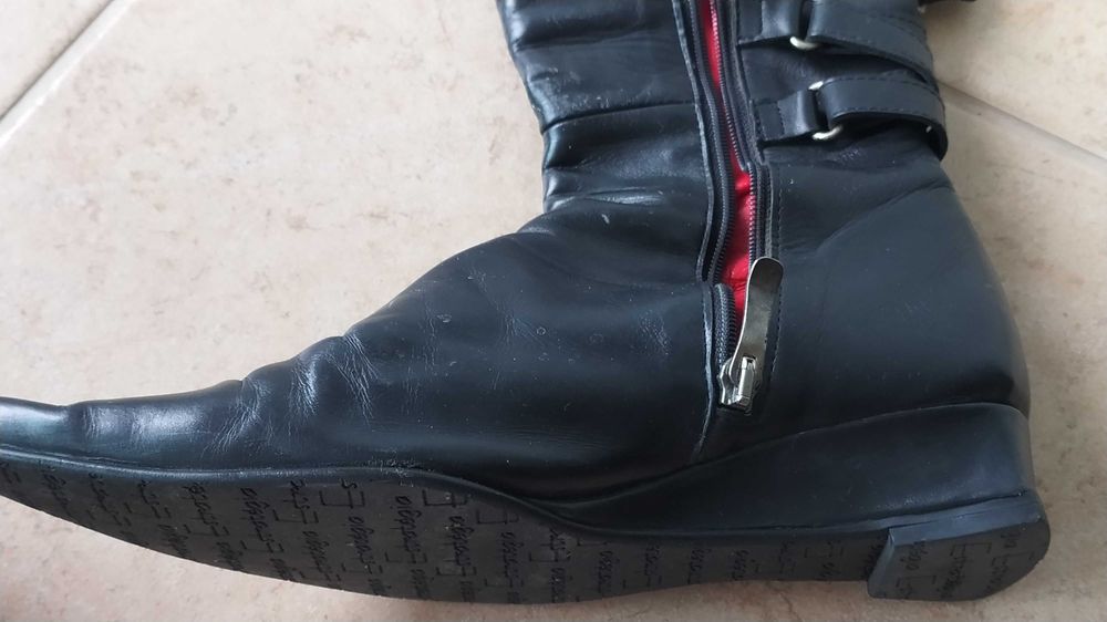 Bota preta de cano alto.