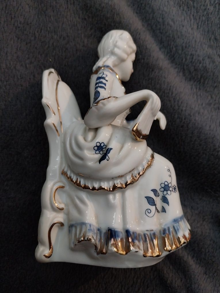 Porcelanowa dama z wachlarzem