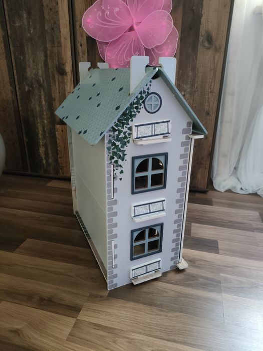 Duży drewniany domek dla dzieci