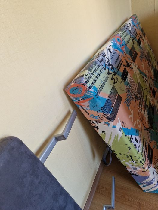 Łóżko z pojemna skrzynią.