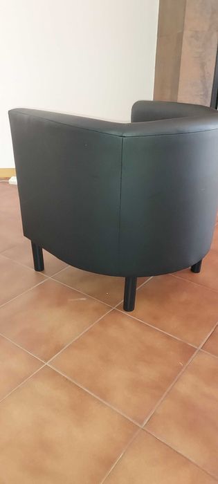 Poltrona em pele preta do ikea usada em bom estado