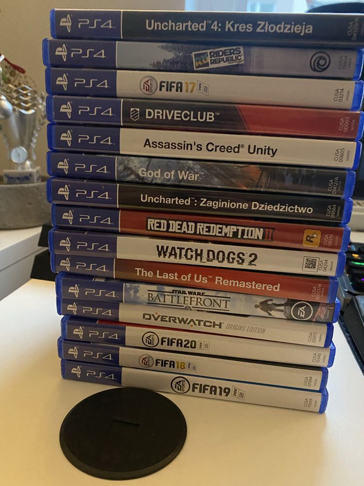 Witam mam do sprzedania  Playstation 4 z 2 padami i 15 grami