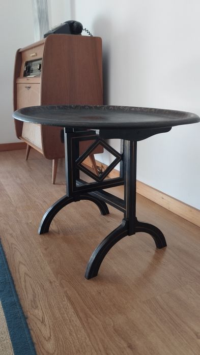 Mesa antiga e adorno