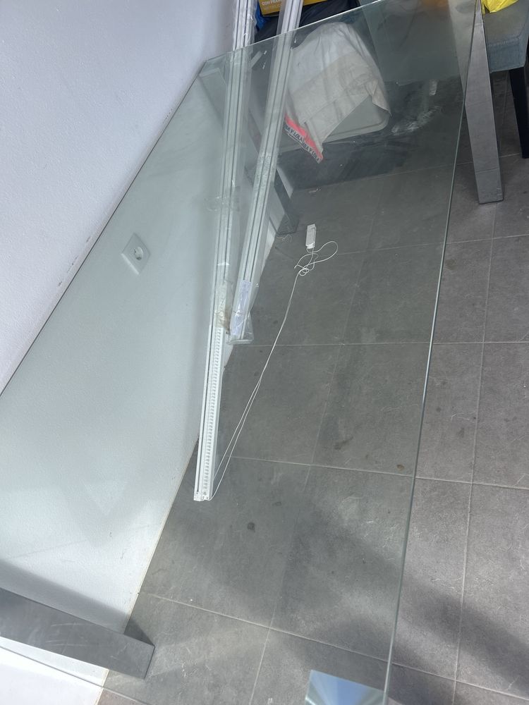 Mesa de vidro com pes prateados