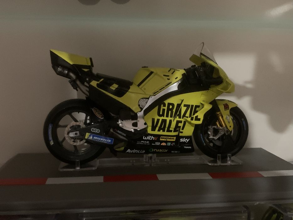 Miniaturas capacete e motos