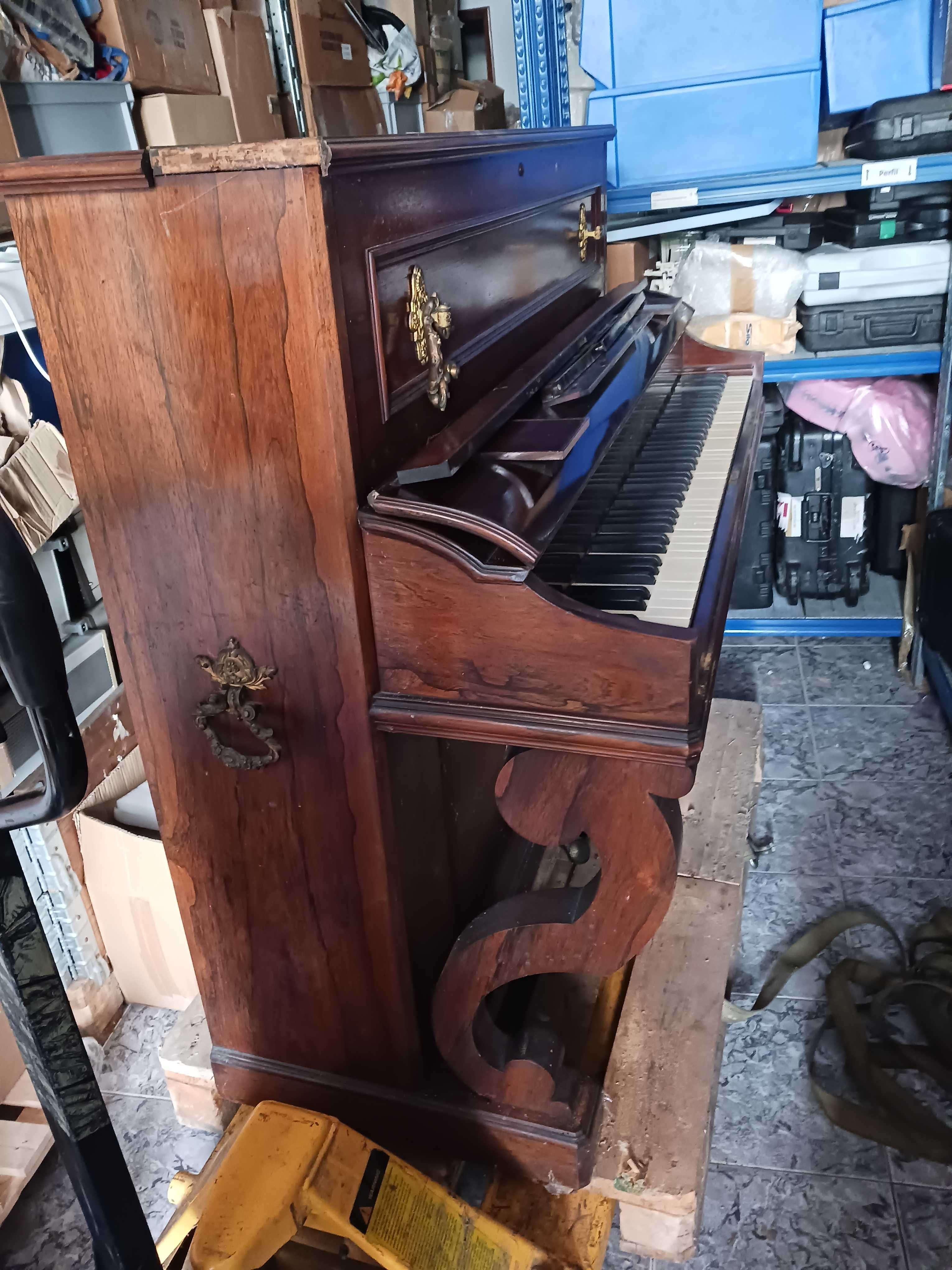 Piano antigo com móvel e banco