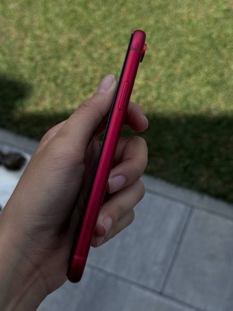 Продам iPhone XR Red