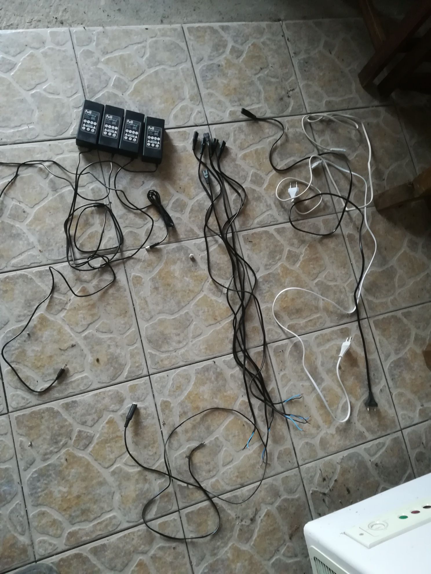 Lote de cabos elétricos informática