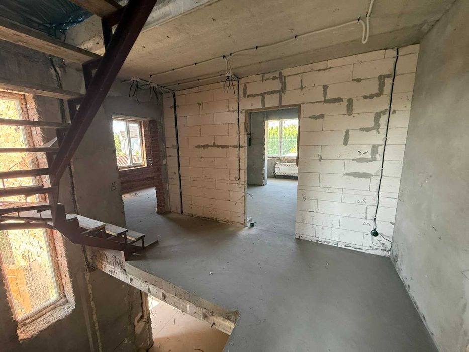 Продам будинок-дуплекс у Лезнево