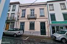 Moradia T6+1, no centro histórico de Ponta Delgada.