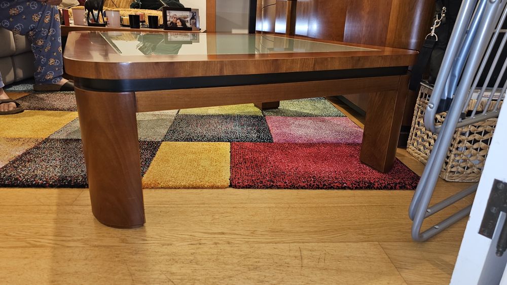 Mesa de centro com vidro  em cerejeira