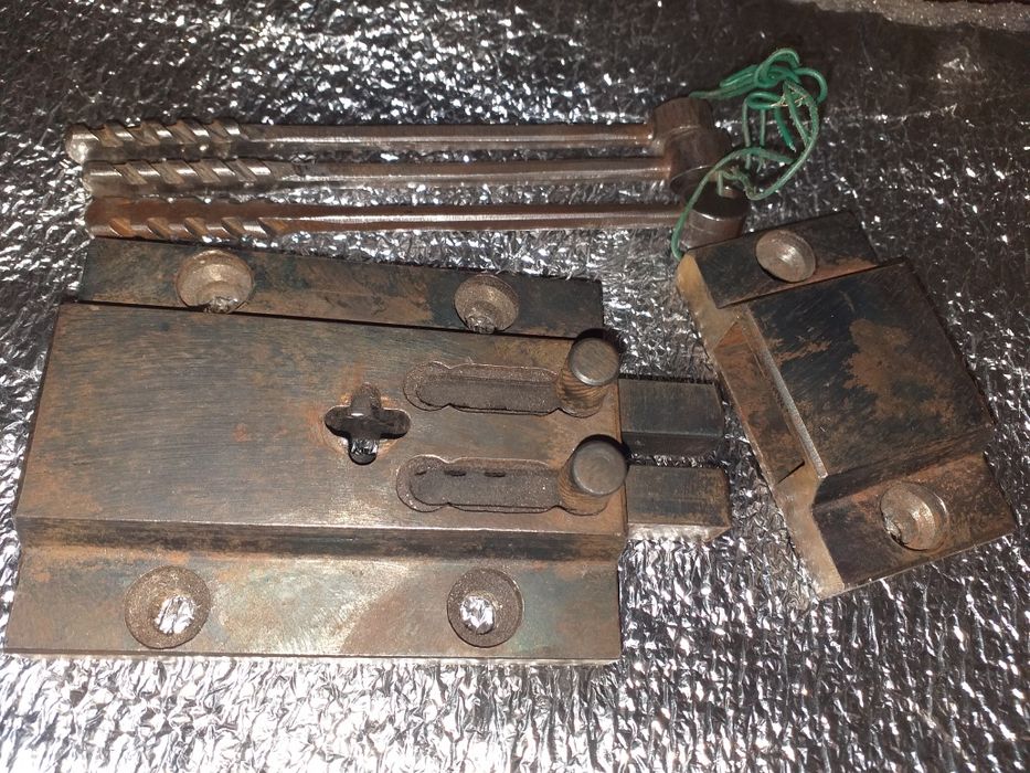 Продам замок на гараж Рейка обратку в металле.