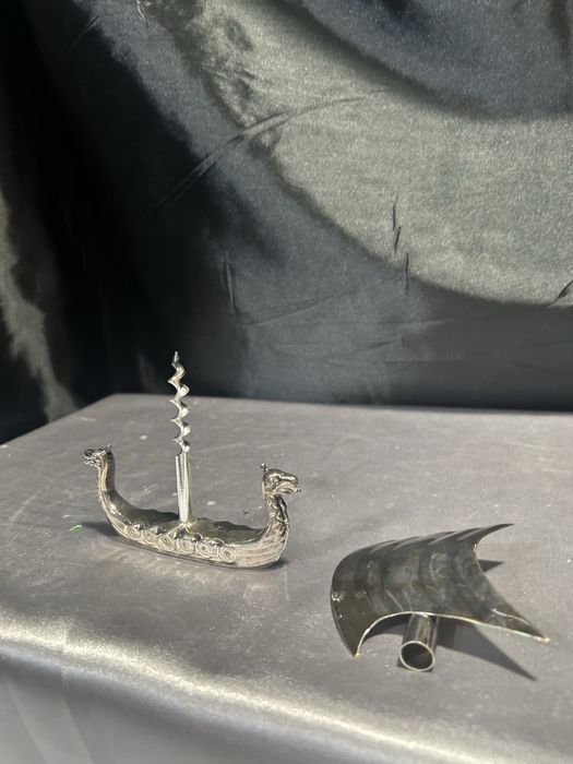 Metalowa łódź wikinga z korkociągiem – praktyczna i dekoracyjna