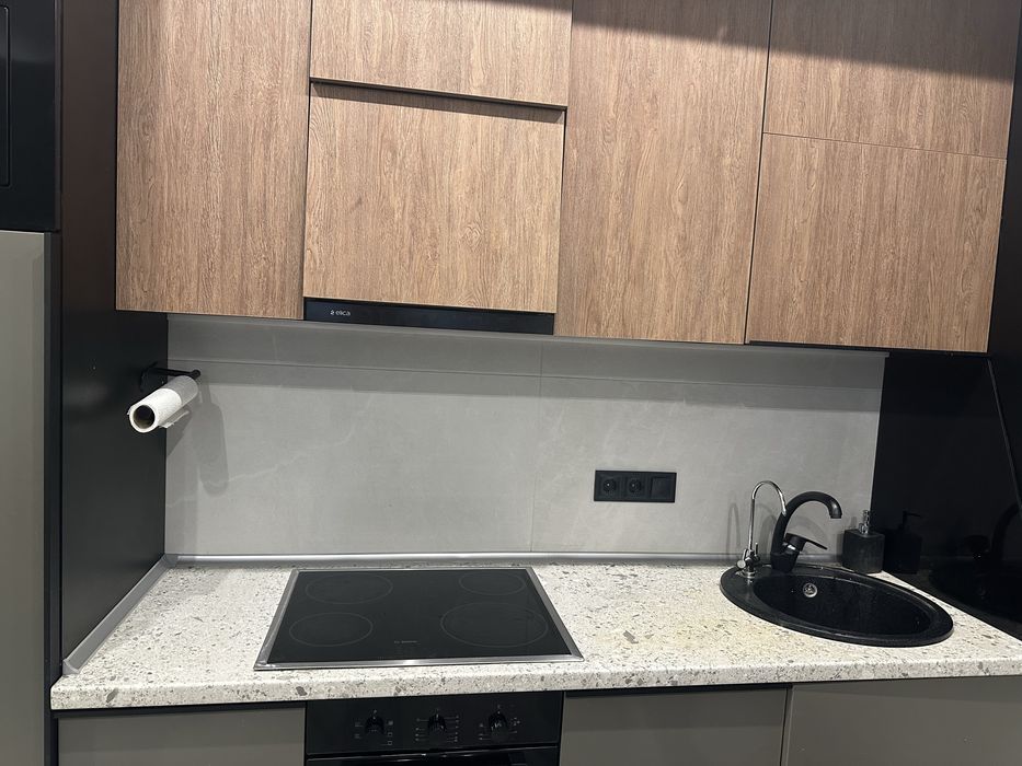 Кухонна поверхність з мийкою