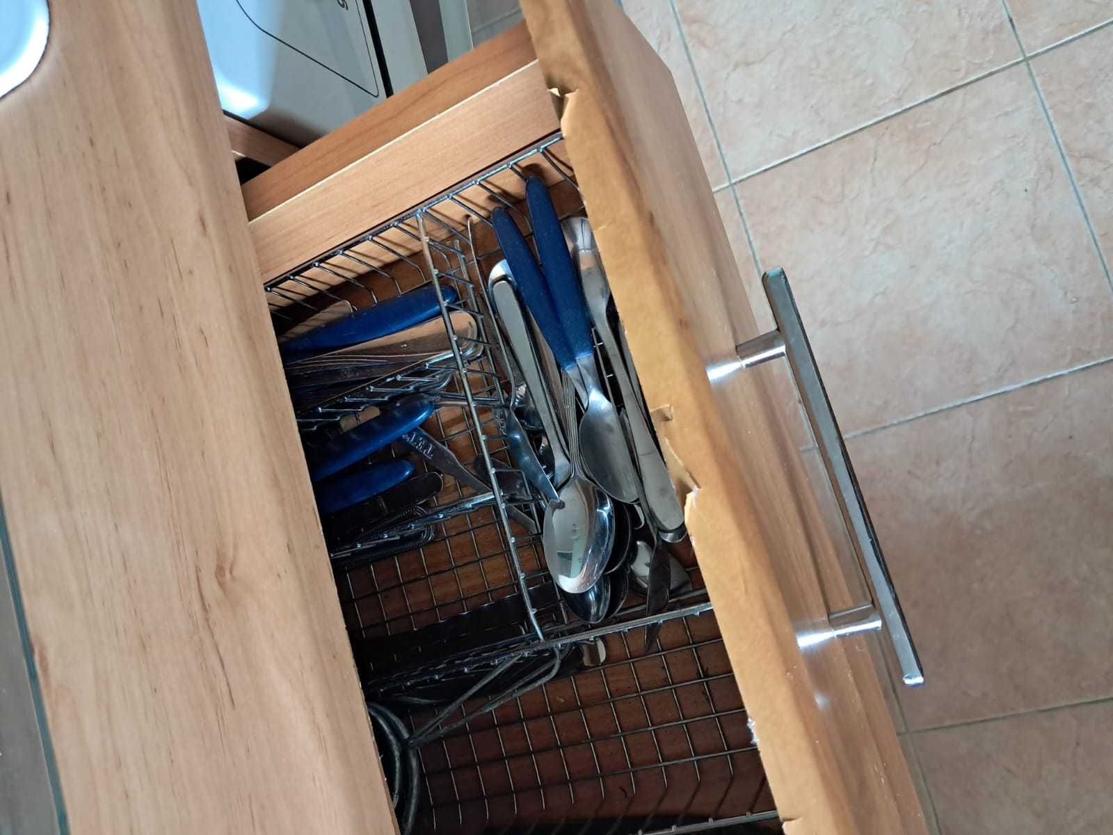 Kuchnia z piekarnikiem, kuchenką gazową, lodówką i zamrażarką