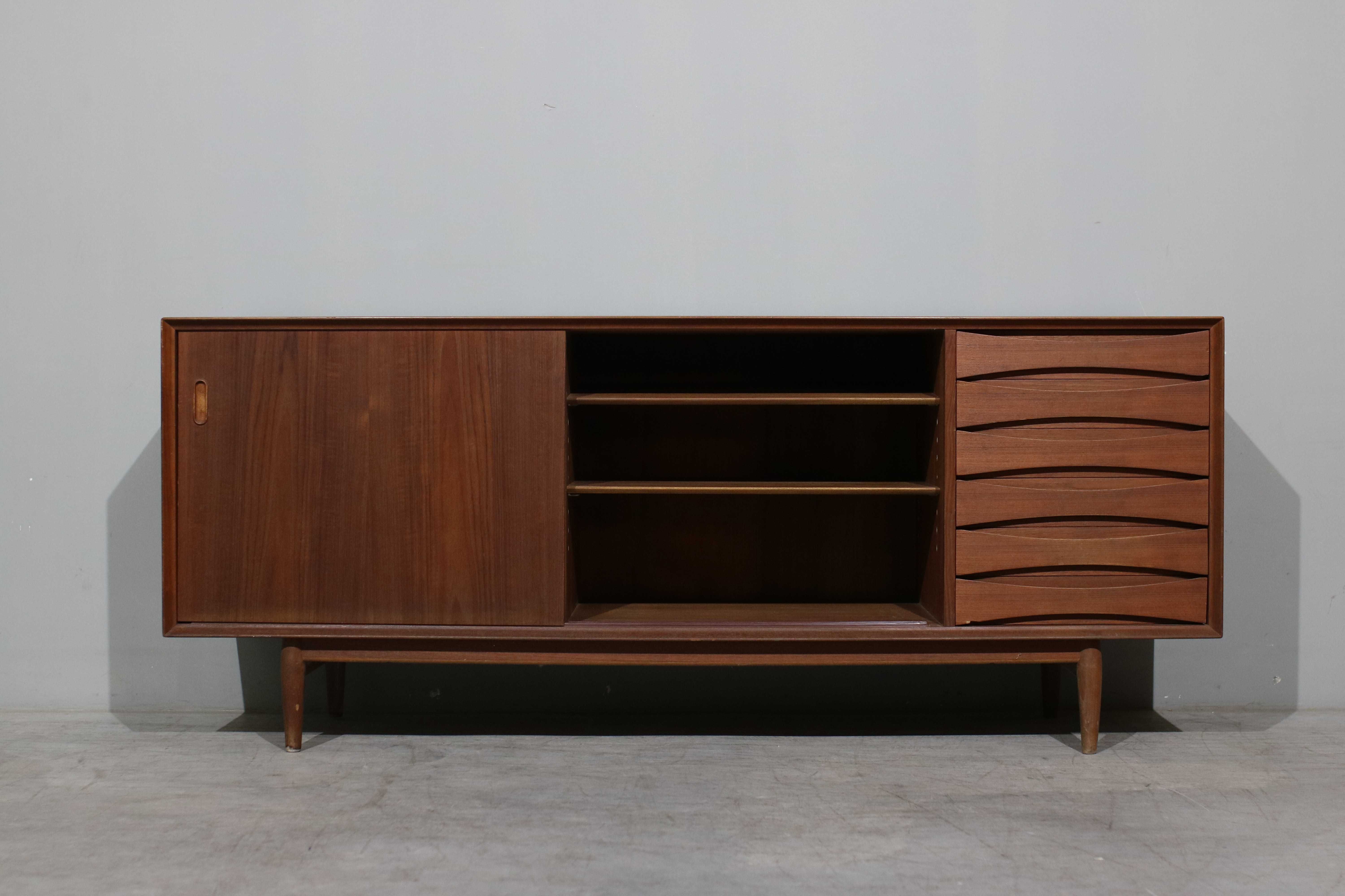 Aparador Arne Vodder em teca | Design Nórdico Vintage