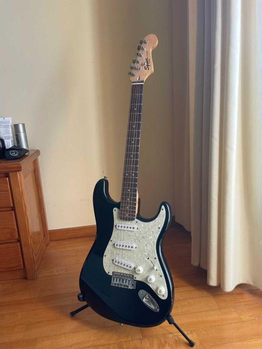 Conjunto Guitarra Fender Squier + Amplificador SP-10 + Acessórios