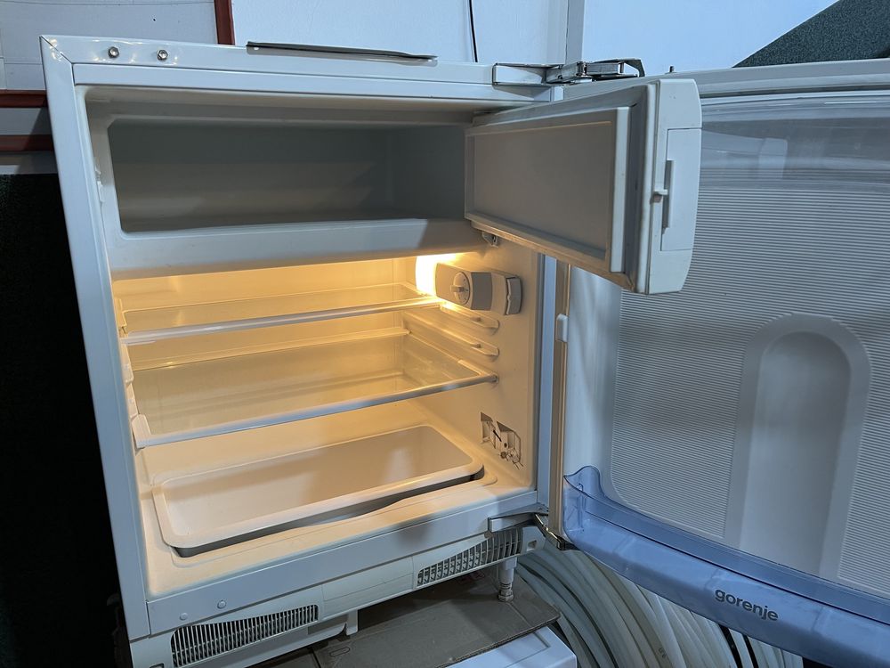 Холодильник під забудову