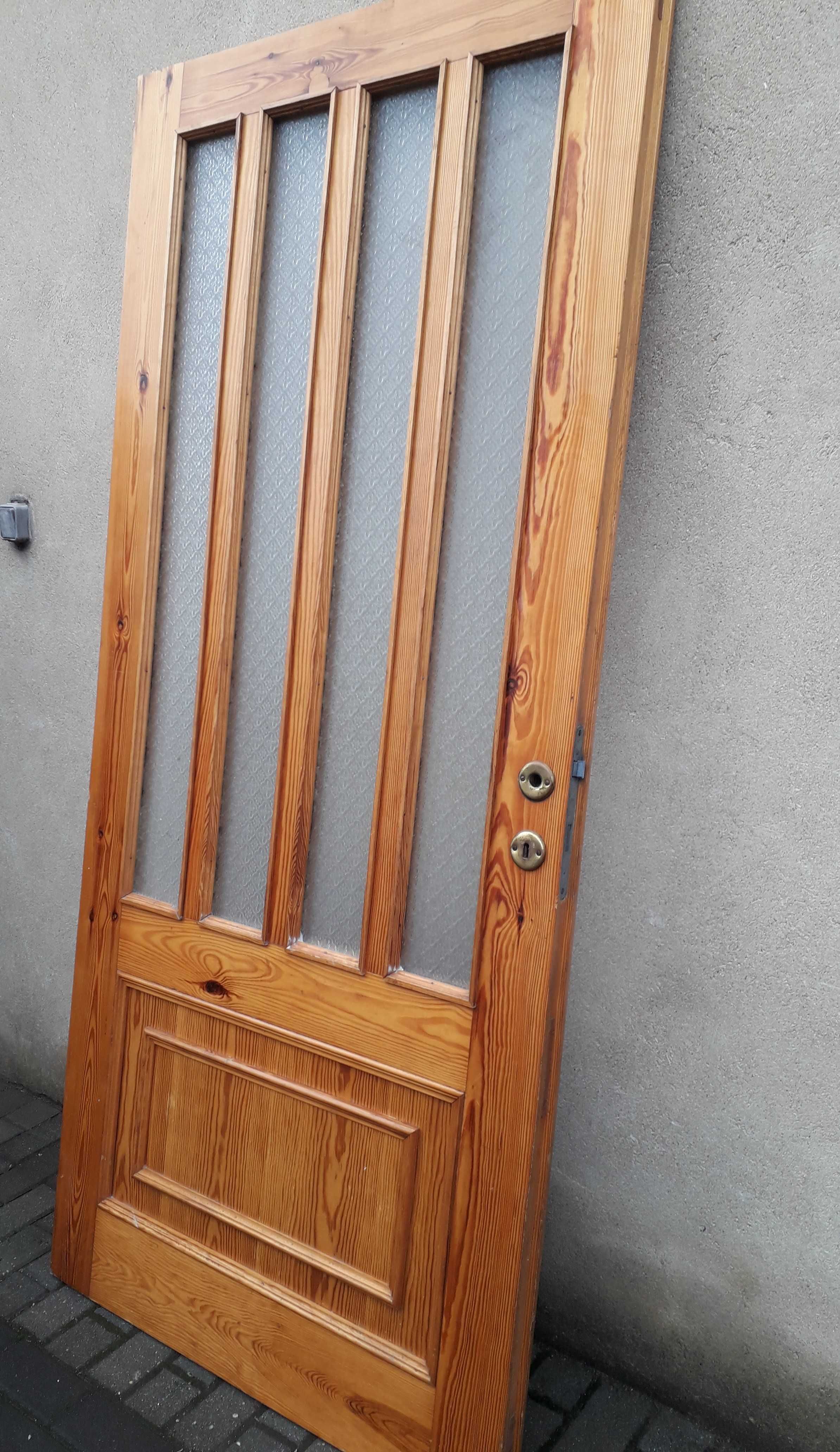 Drzwi wewnętrzne drewniane ze szkłem zdobionym