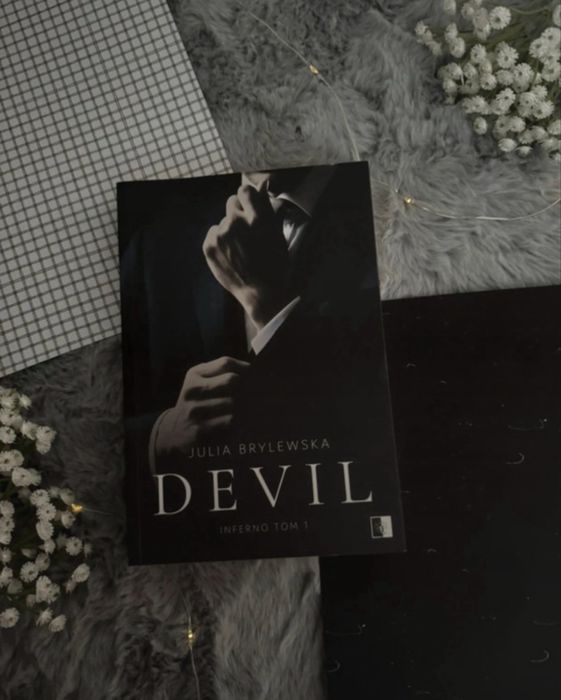 Julia Brylewska- Devil