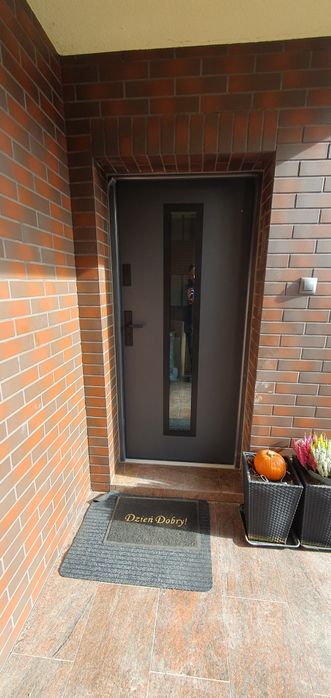 Montaz drzwi wewnętrznych i zewnętrznych. Panele laminowane