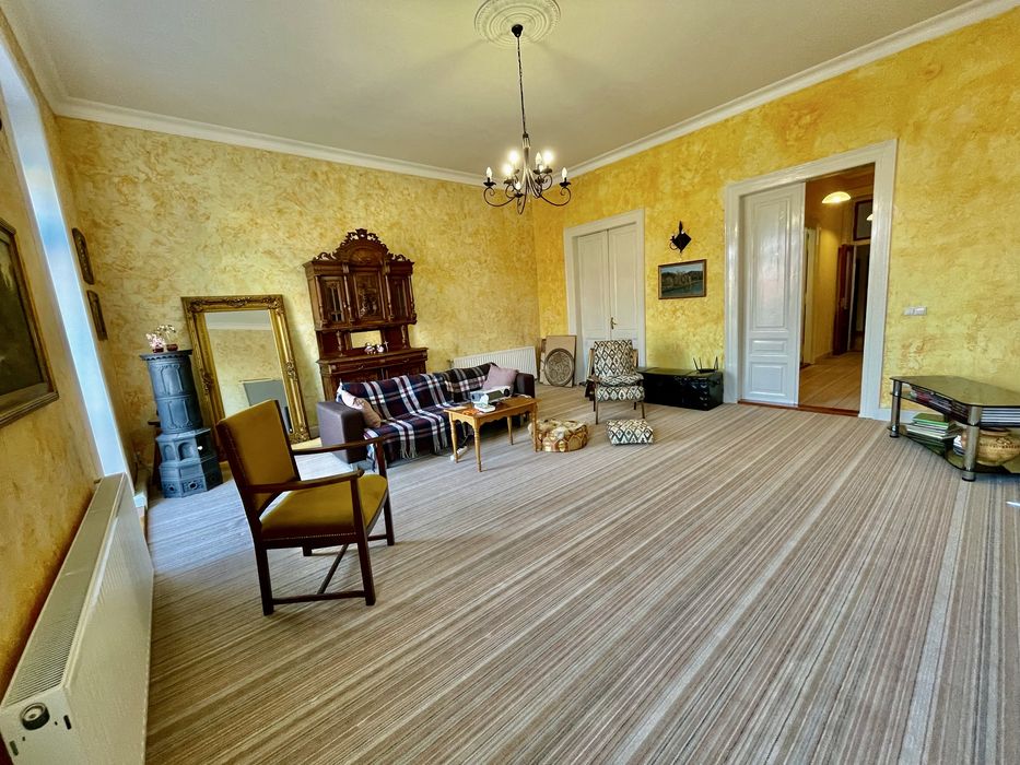 Продам 5 кімнатну квартиру в центрі