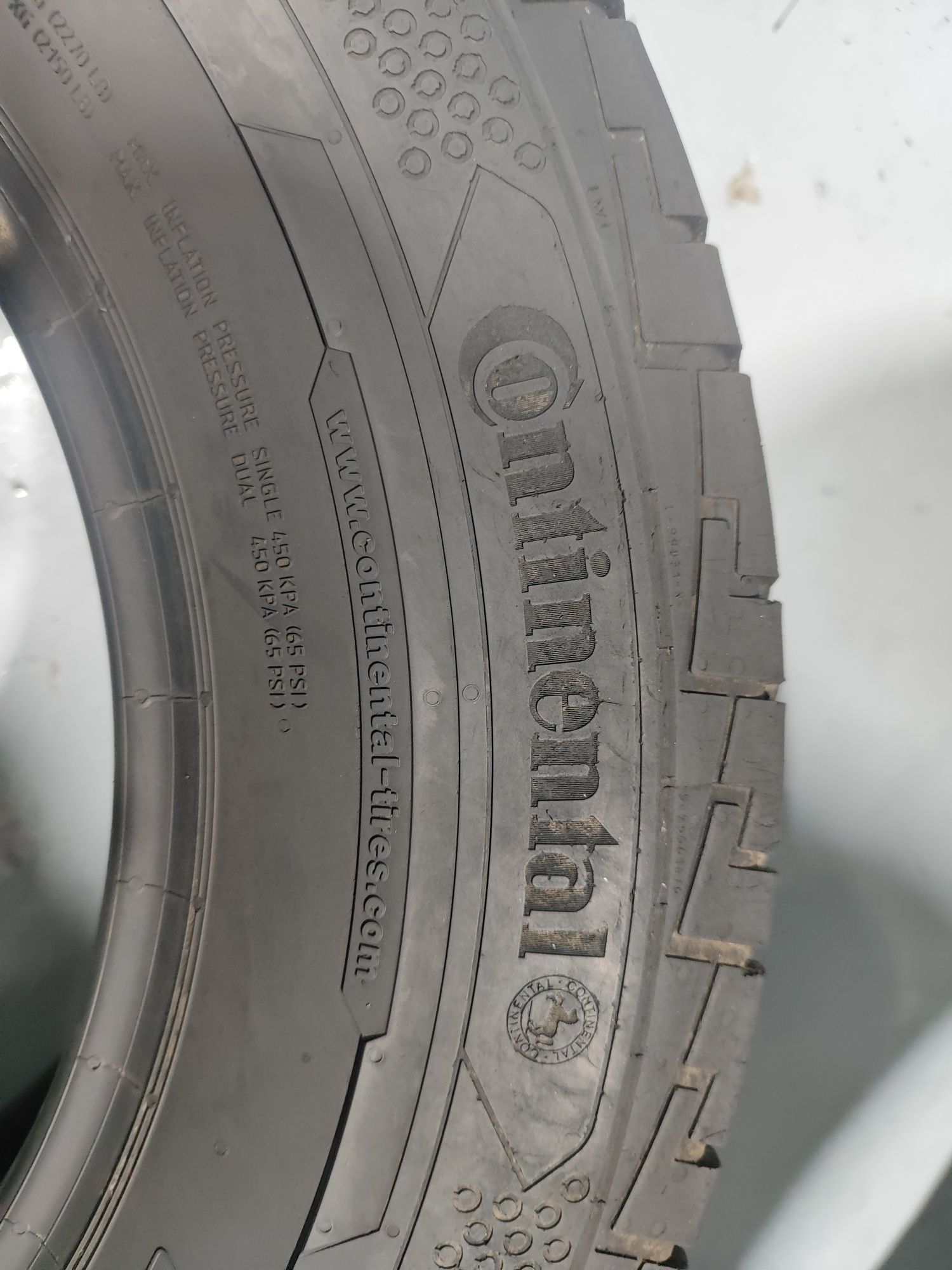 2 pneus semi novos 215-70R15 C - Continental - Oferta dos Portes