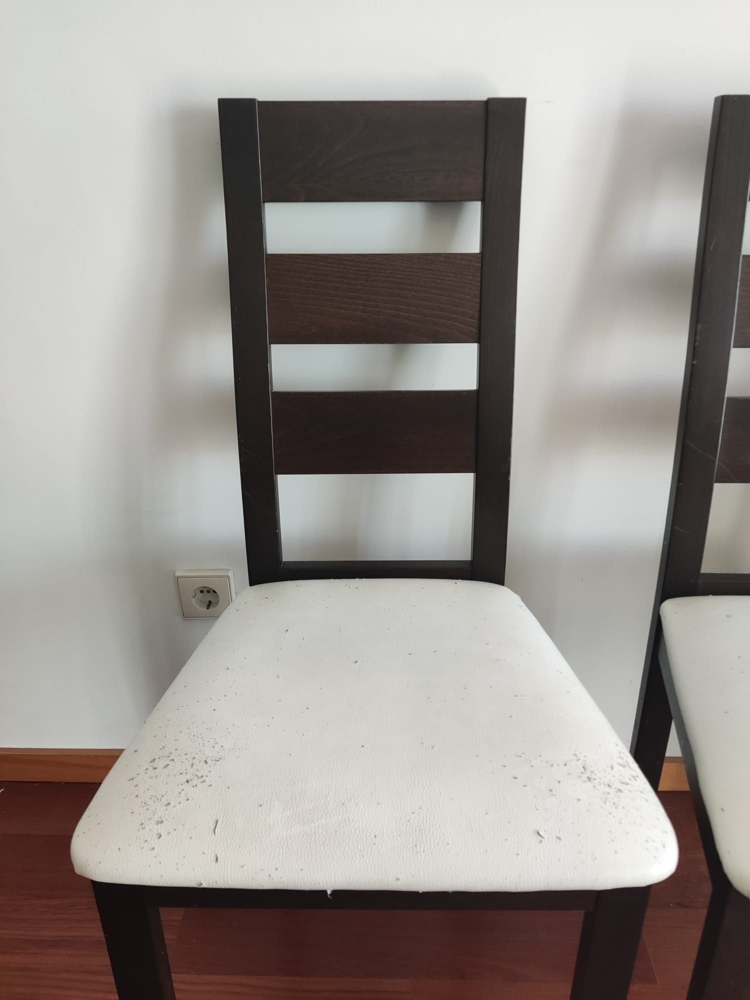 Mesa e cadeiras.