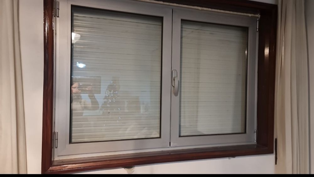 Janela oscilobatente de alumínio vidro duplo