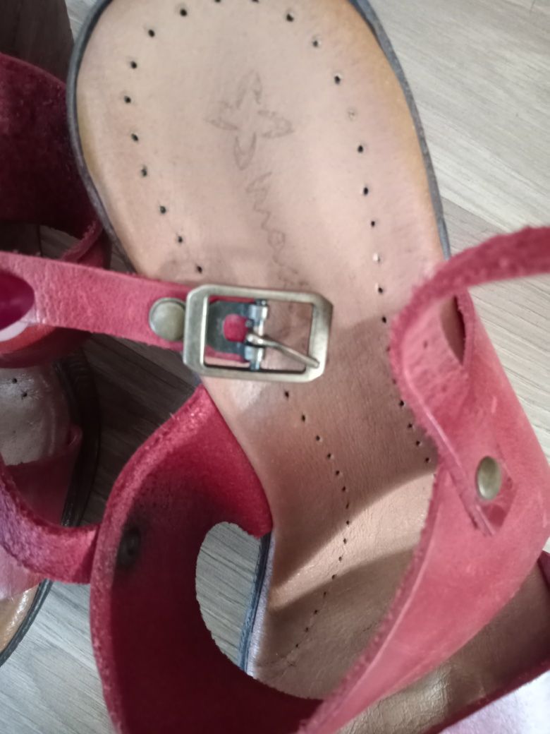 Skórzane sandały na koturnie Maciejka