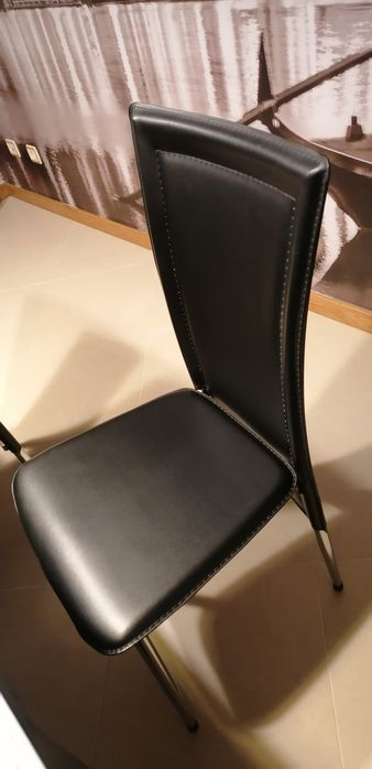 Mesa e cadeiras pretas