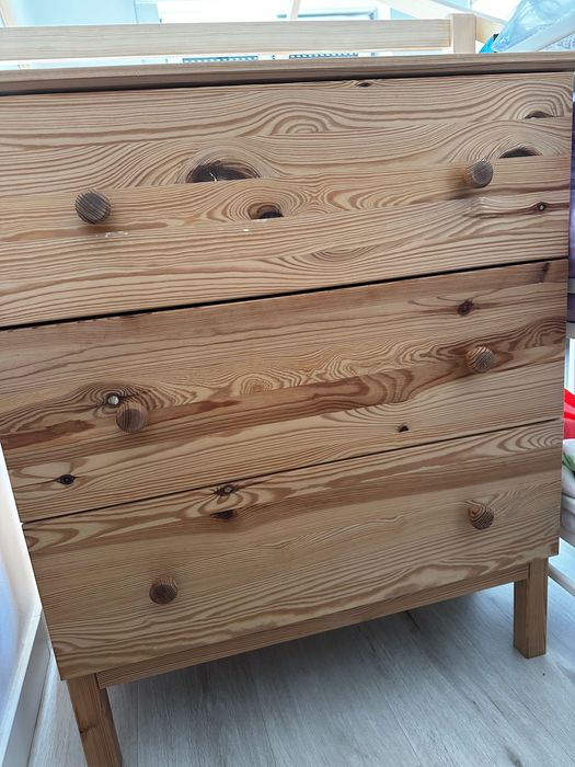Cómoda em madeira com 3 gavetas