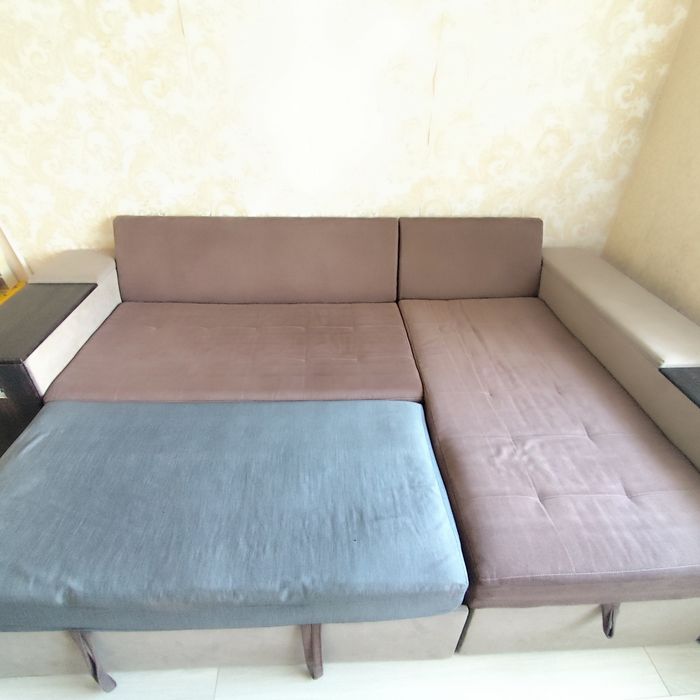 Кутовий диван для вітальні