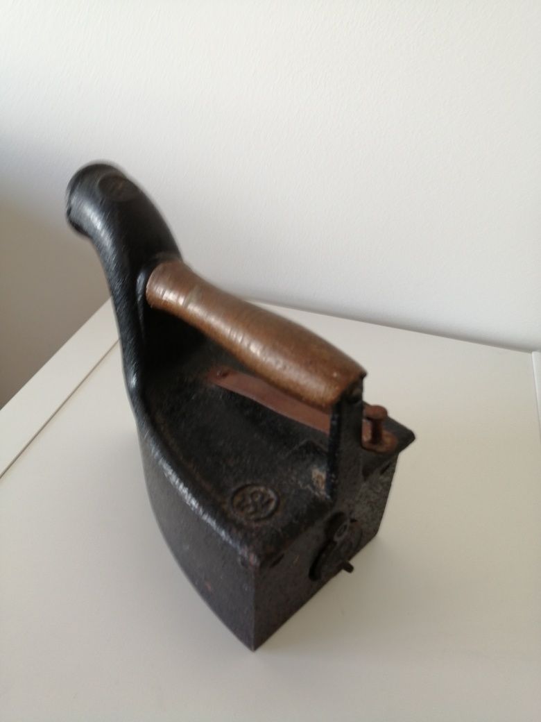 Ferro antigo a carvão
