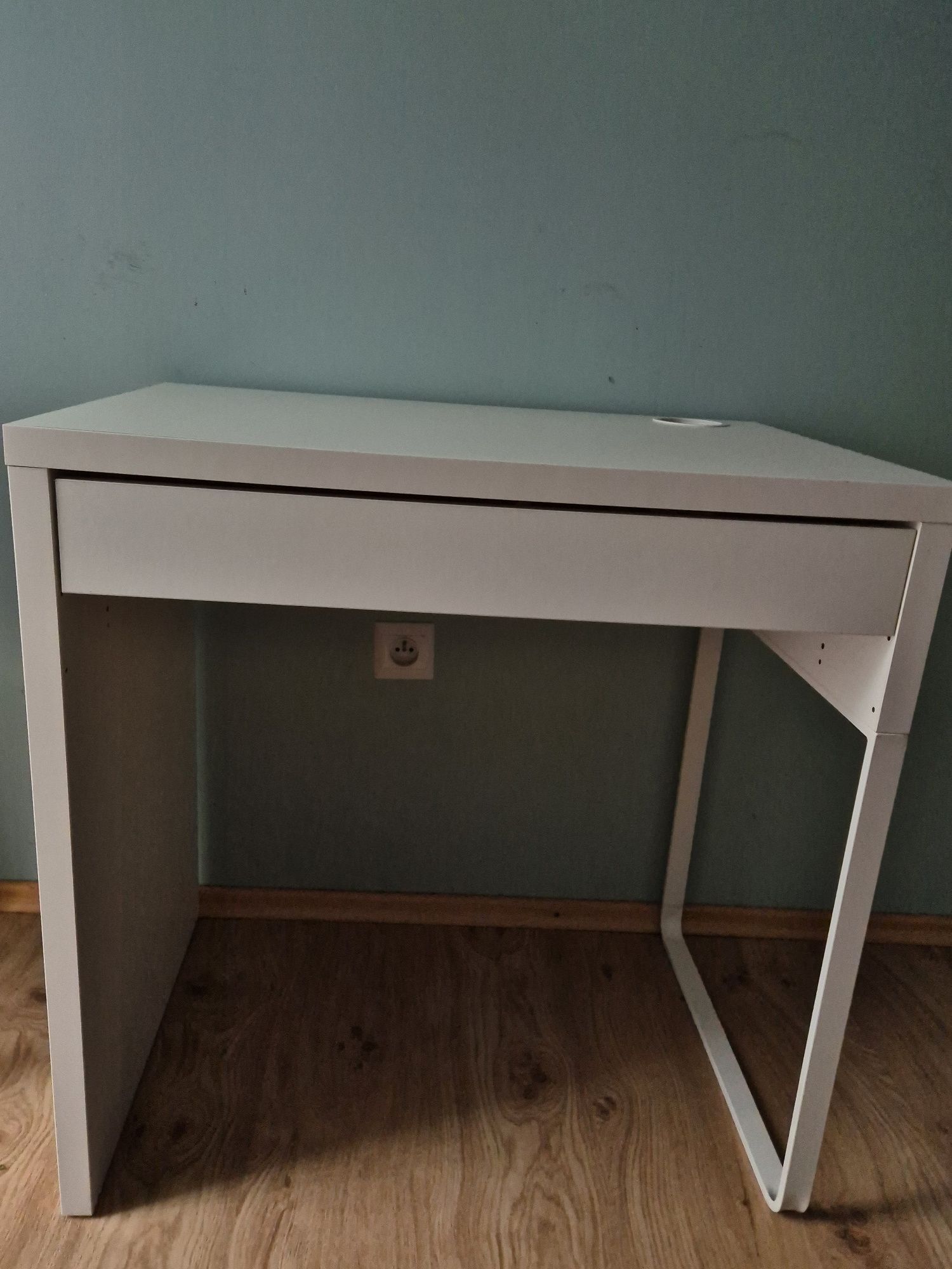 Białe biurko MICKE IKEA